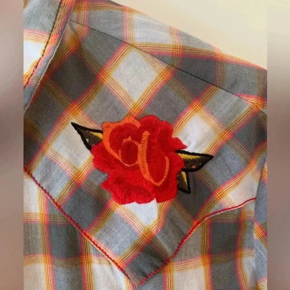 WRANGLERS Embroidered Rose  Western Long Sleeve Button Down - Picture 3 of 8